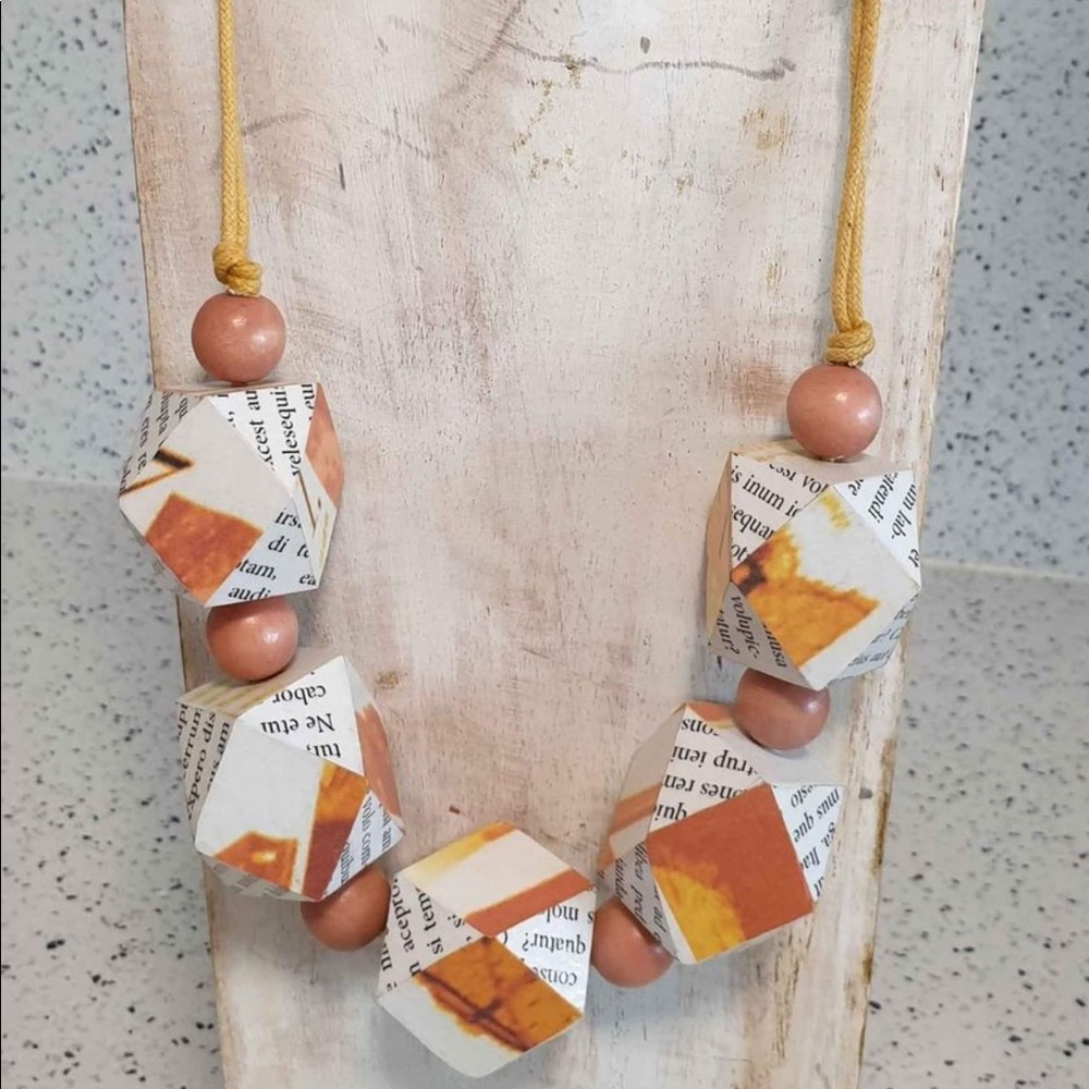 Funky newsprint necklace - Picture 2 of 3
